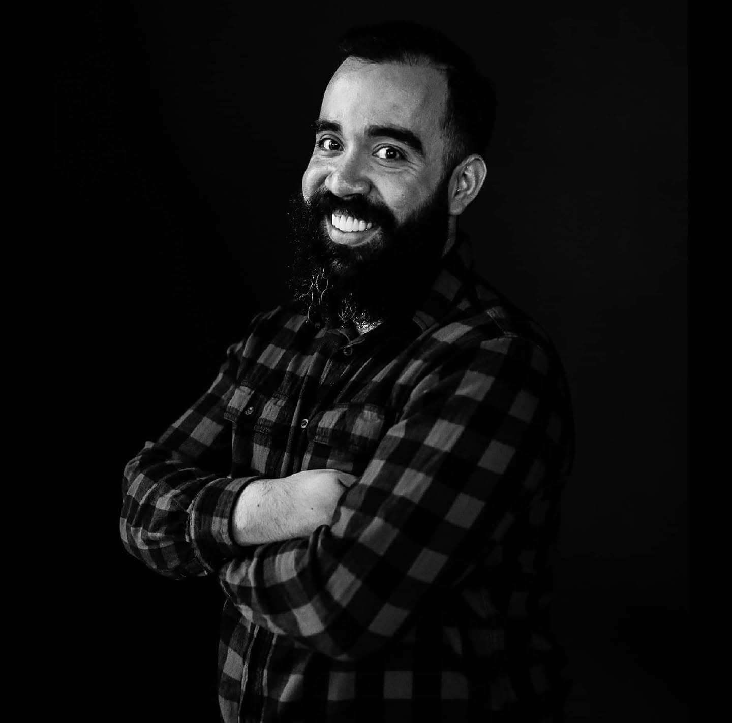 Jorge Jacome sonríe en un retrato en blanco y negro
